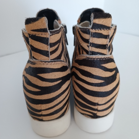 Steve Madden tiger print wedge sneaker - Picture 3 of 7
